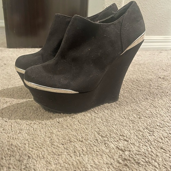 Shi by JOURNEYS Black Ankle Booties - Picture 3 of 6